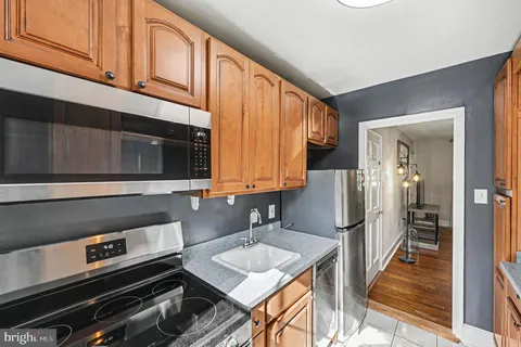 $245,000 | 3405 Commonwealth Avenue, Unit B, Alexandria, VA 22305
