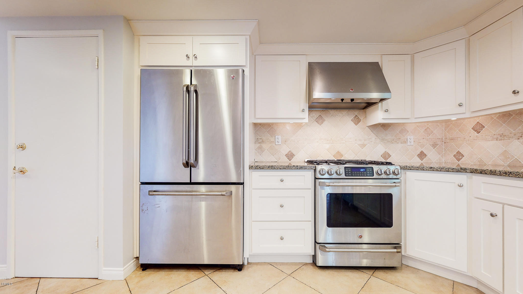 1610 Carriage House Road Pasadena, CA 91107 - Photo 29 of 54 a kitchen with a stove and a refrigerator