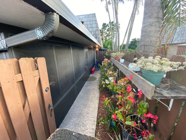 $2,150 | 1011 Springdale Circle, Palm Springs, FL 33461