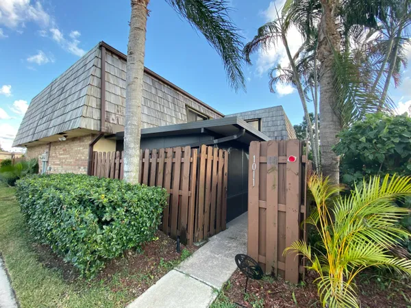 $2,150 | 1011 Springdale Circle, Palm Springs, FL 33461