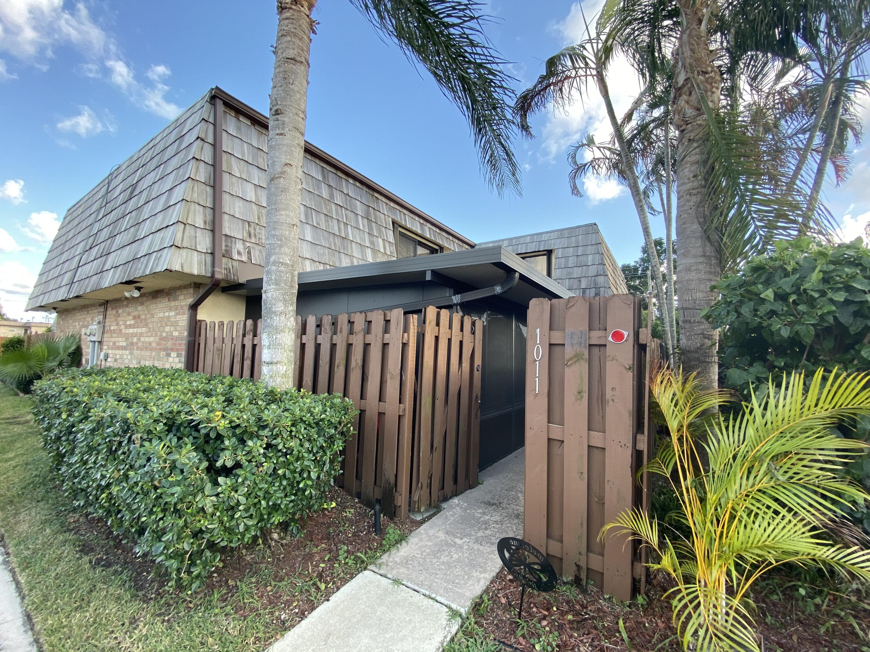 1011 Springdale Circle Palm Springs, FL 33461 - Photo 7 of 9 IMG_2808