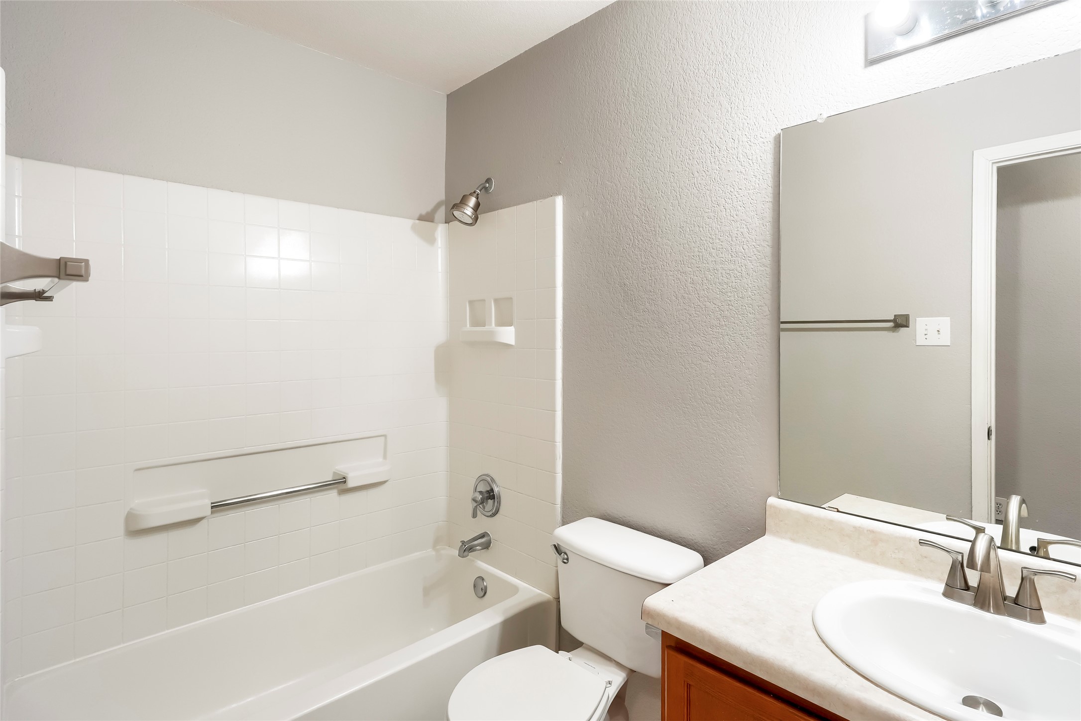 113 Mason Reed Cove Kyle, TX 78640 - Photo 18 of 27 2nd full bathroom with tub/shower