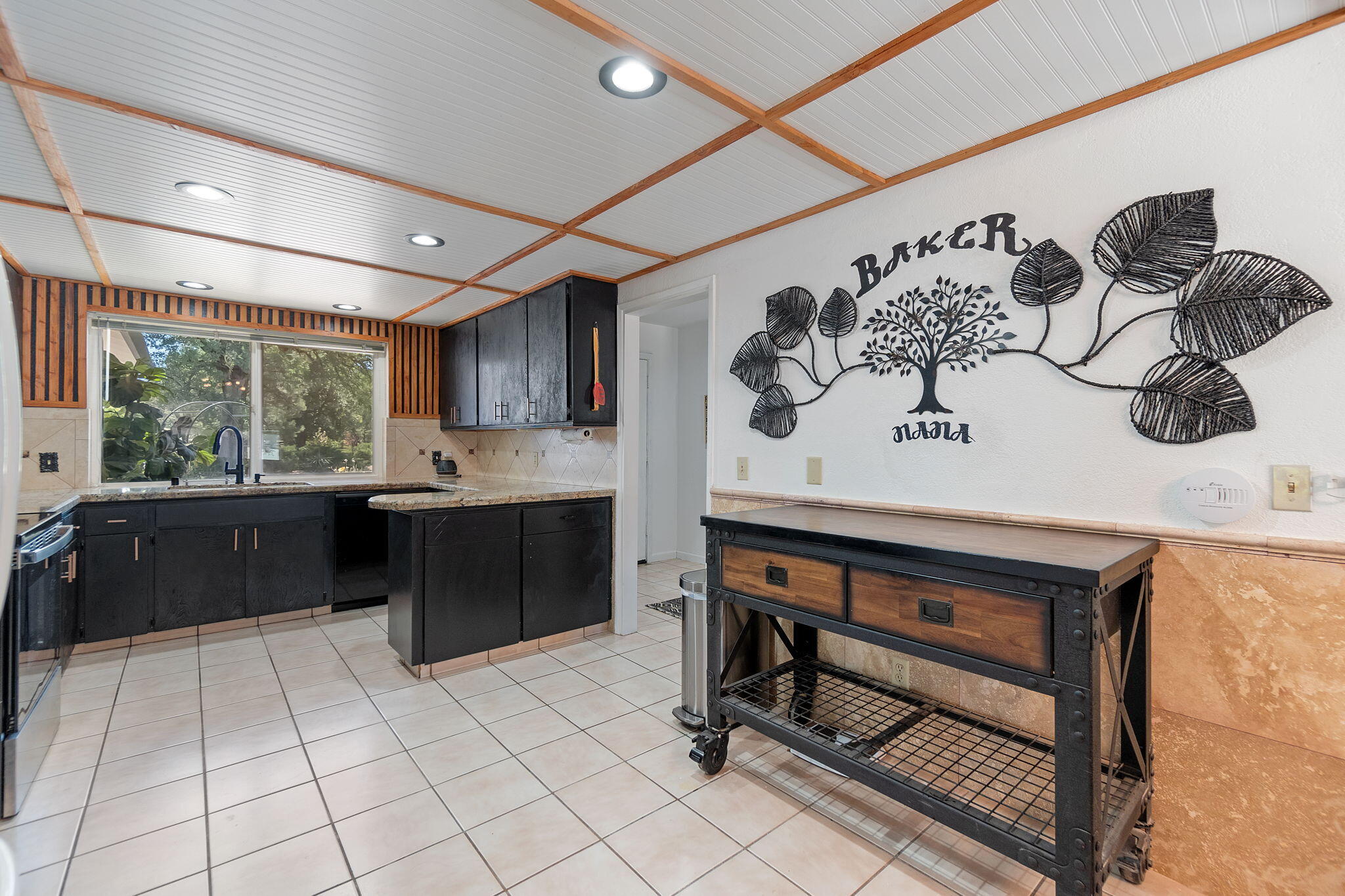 10390 October Lane Redding, CA 96003 - Photo 15 of 94 Kitchen
