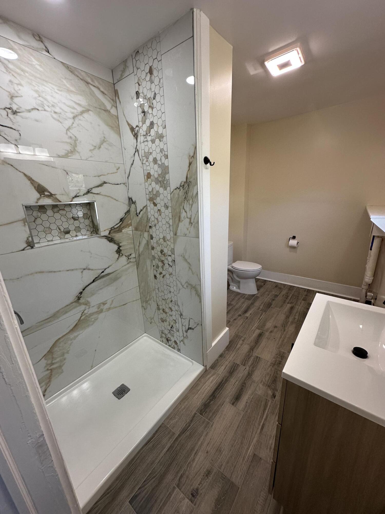 556 Cooper Street Jackson, MI 49201 - Photo 6 of 17 Bath