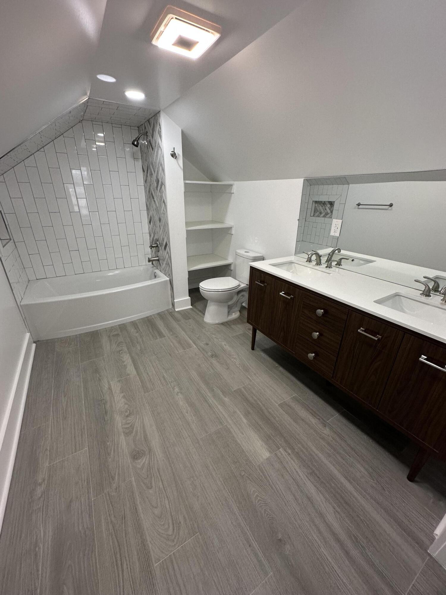 556 Cooper Street Jackson, MI 49201 - Photo 8 of 17 Bath