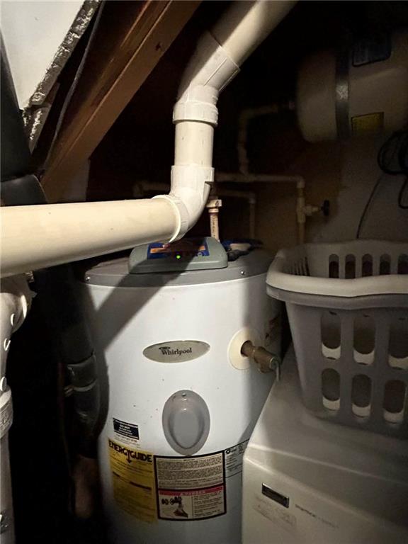 583 McClellandtown Road Uniontown, PA 15401 - Photo 14 of 20 a utility room with dryer and washer