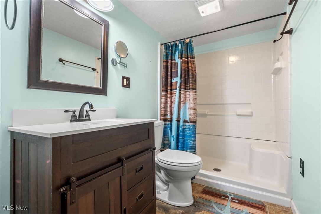 548 New England Ridge Road Washington, WV 26181 - Photo 20 of 32 Full bathroom near the bedrooms