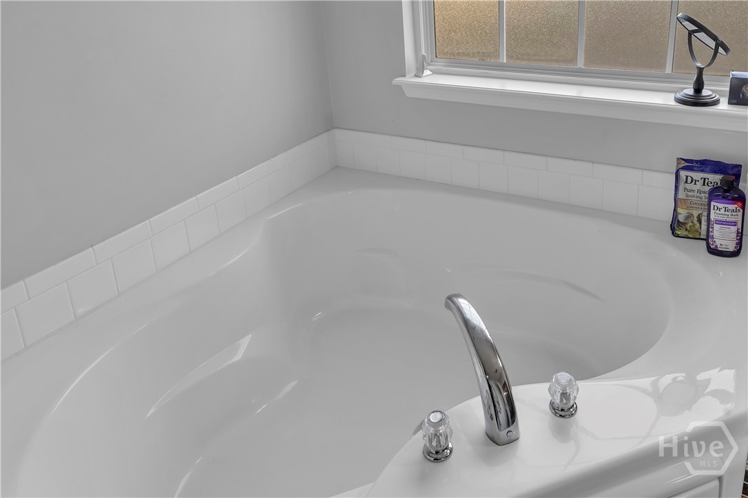 514 Azalea Street Hinesville, GA 31313 - Photo 17 of 24 Seperate Tub