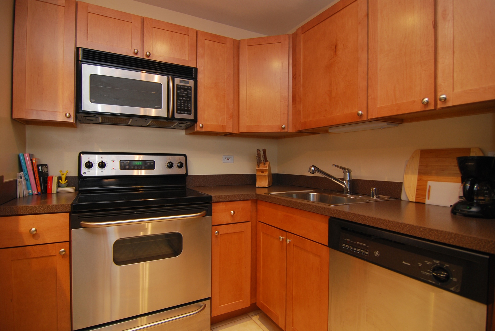655 West Irving Park Road, Unit 5008 Chicago, IL 60613 - Photo 7 of 37