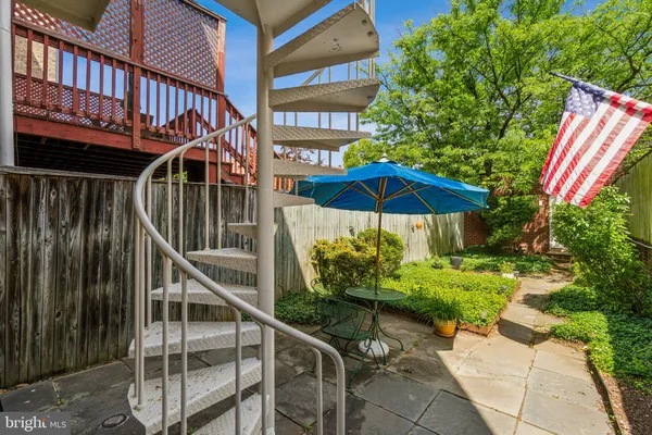 a view of entryway with a yard