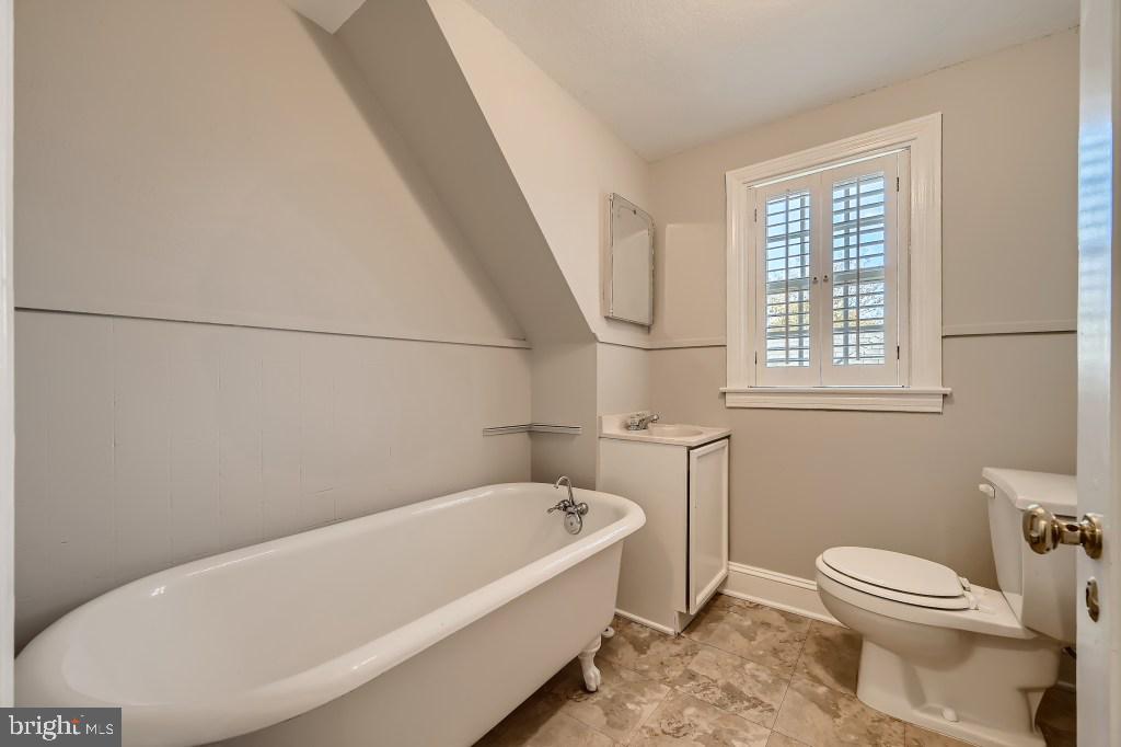 221 Dunkirk Road Baltimore, MD 21212 - Photo 26 of 32 3rd floor hall bath with tub.
