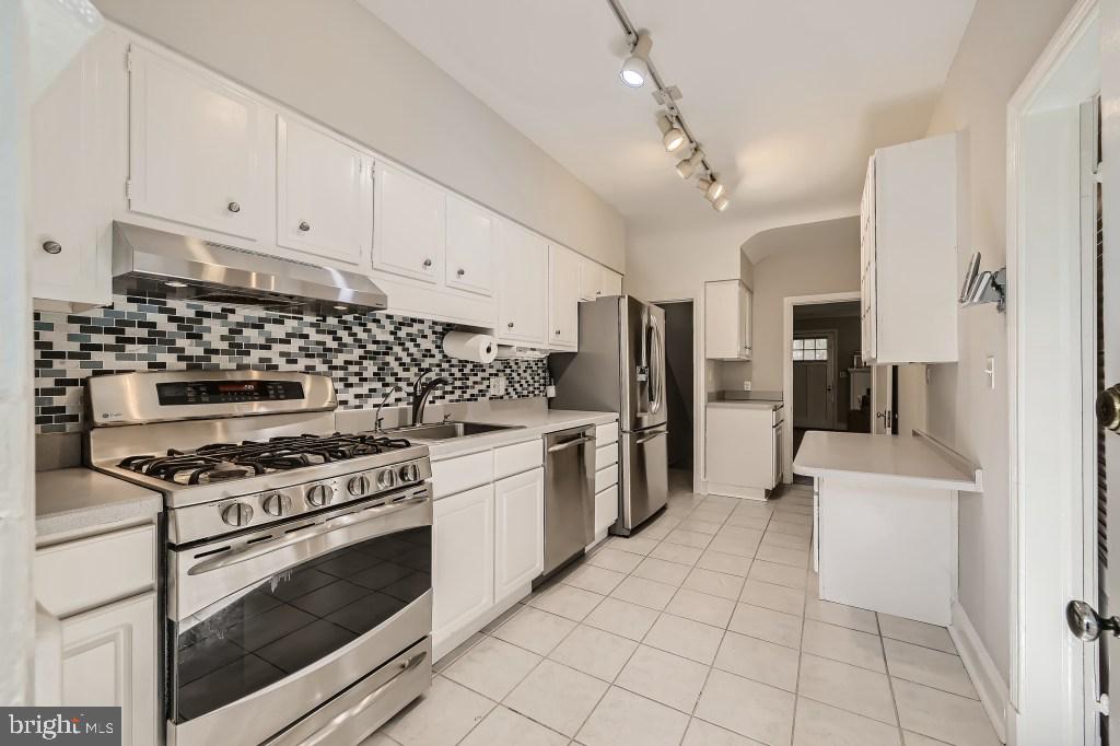 221 Dunkirk Road Baltimore, MD 21212 - Photo 10 of 32 Tile backsplash