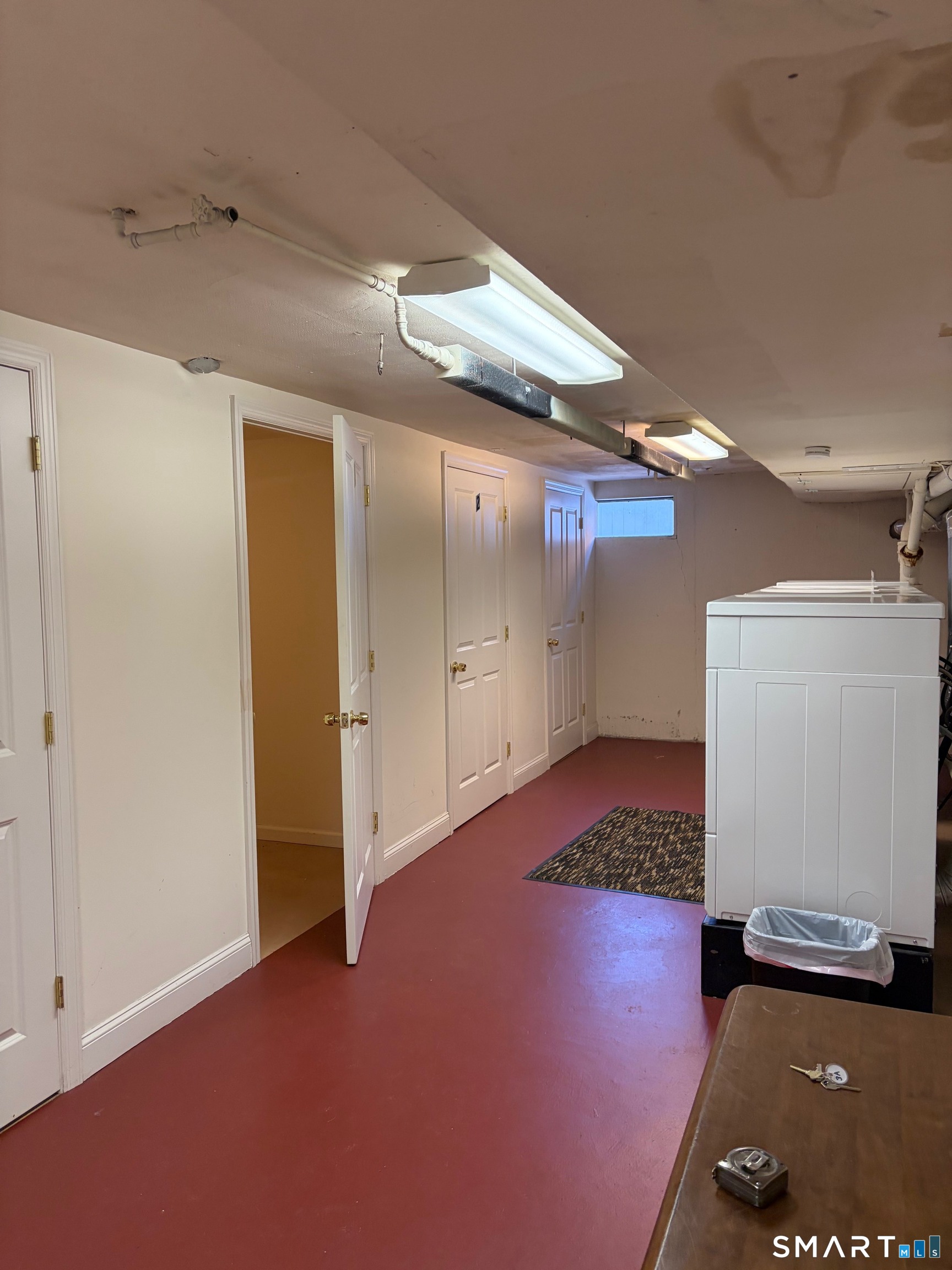 391 Reef Road, Unit 1A Fairfield, CT 06824 - Photo 15 of 24 an empty room with windows