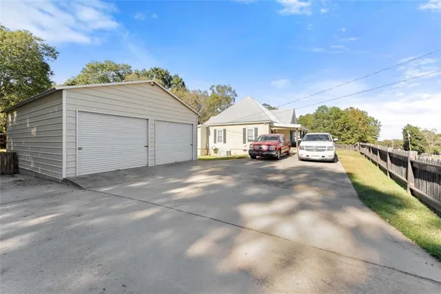 a view of a house with a yard