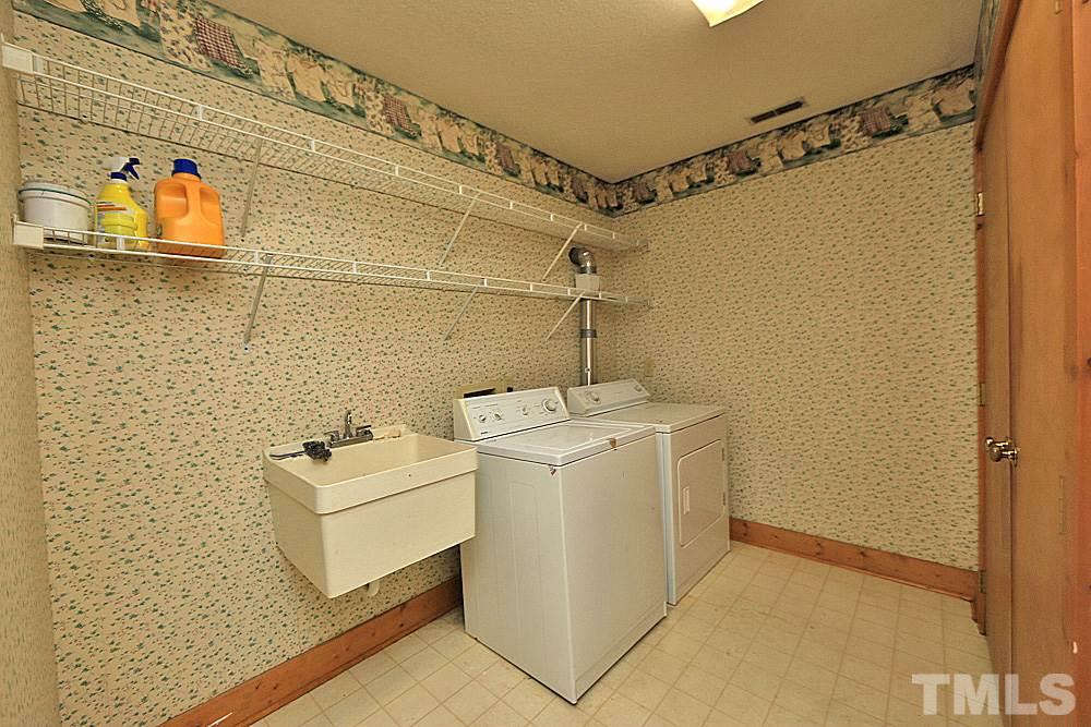 11716 Appaloosa Run East Raleigh, NC 27613 - Photo 22 of 30 Large utility room with sink.