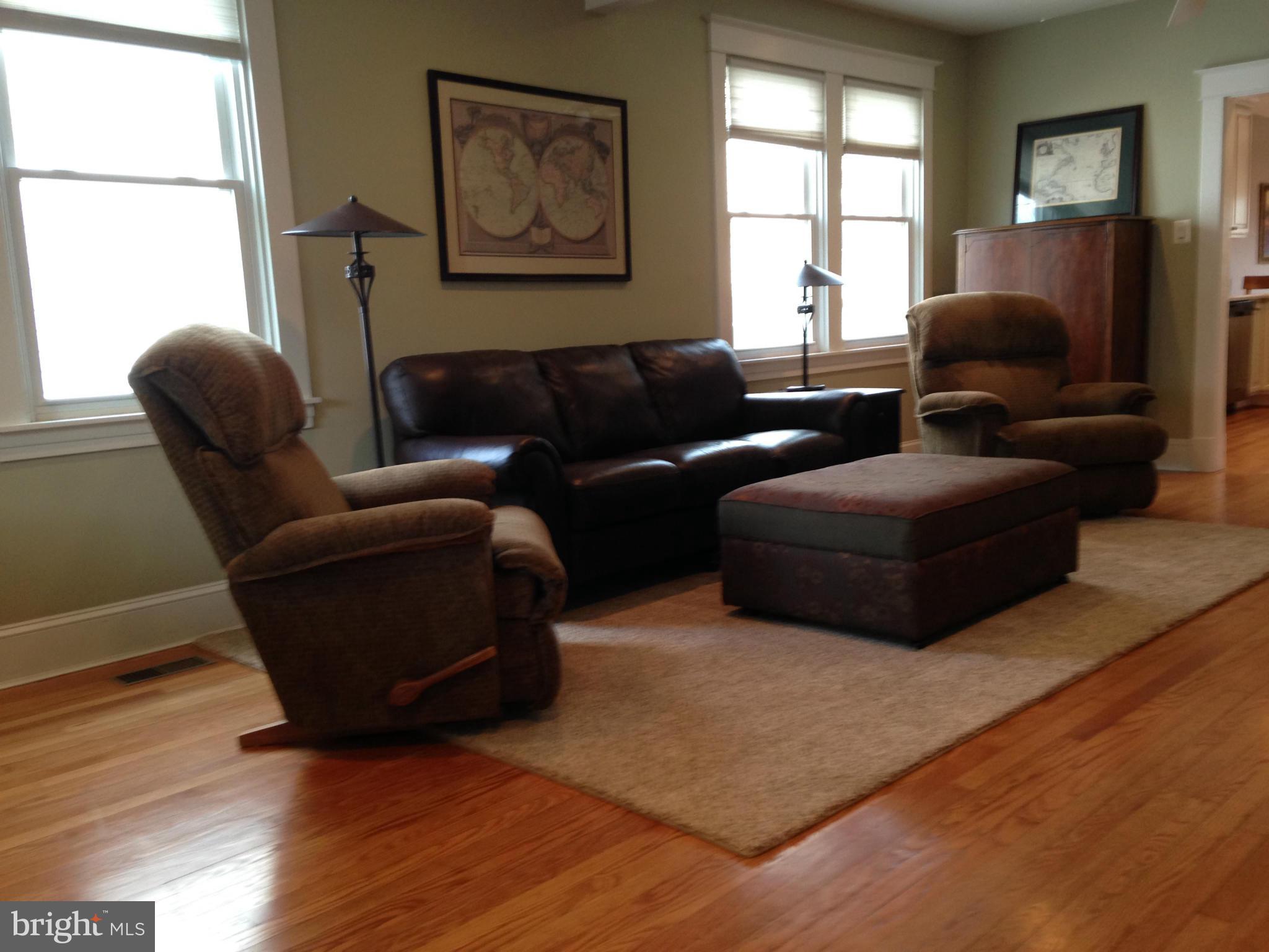 904 Ridgewood Street Annapolis, MD 21401 - Photo 14 of 29 Living Room