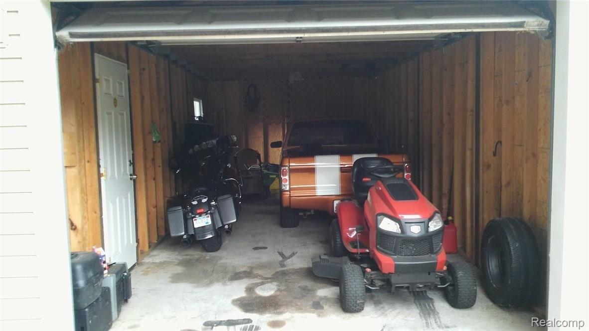 10152 Byron Road Howell, MI 48855 - Photo 24 of 29 10152Byron Garage2.jpg