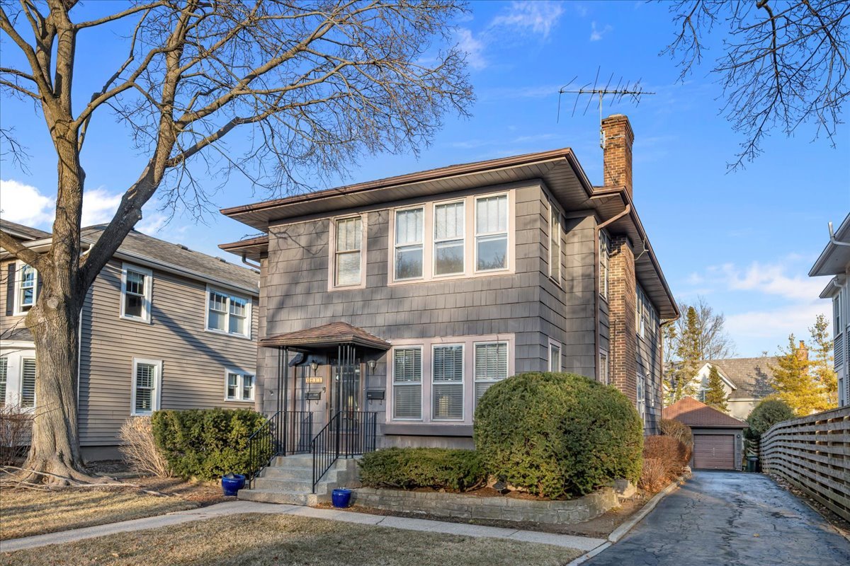 1211 Griffith Road Lake Forest, IL 60045 - Photo 2 of 15 a front view of a house with garden