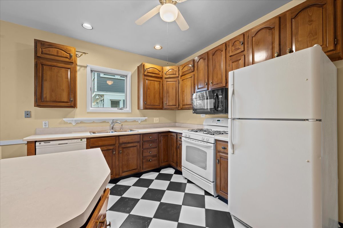 1211 Griffith Road Lake Forest, IL 60045 - Photo 6 of 15 a kitchen with stainless steel appliances granite countertop a refrigerator a stove a sink and a microwave