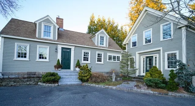 a view of a yard in front of house