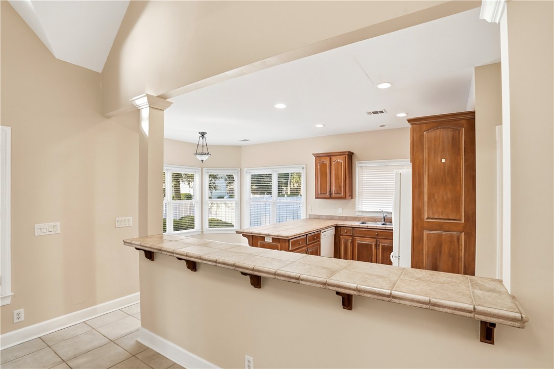 171 West Commons Drive St. Simons Island, GA 31522 - Photo 11 of 39 Breakfast Bar