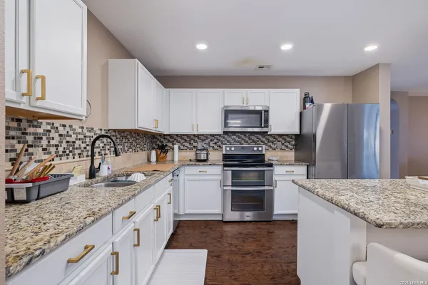 $2,400 | 415 Bluegrass Creek, San Antonio, TX 78253