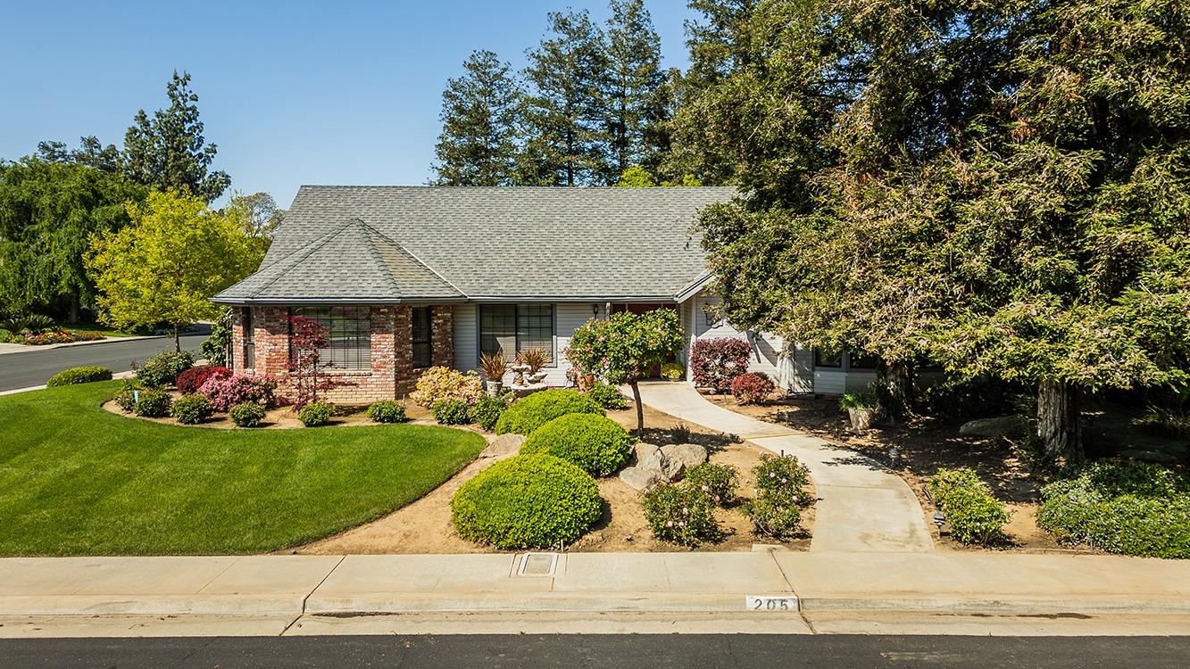 205 Fallbrook Circle Reedley, CA 93654 - Photo 3 of 40 Gallery Image 3