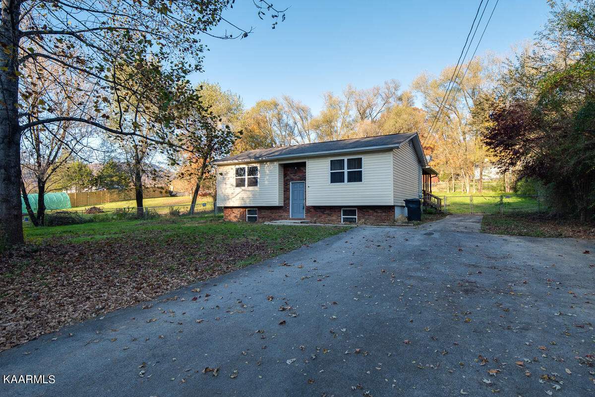 155 Pond Road Oliver Springs, TN 37840 - Photo 2 of 18 JBP_Pond155_Web-14