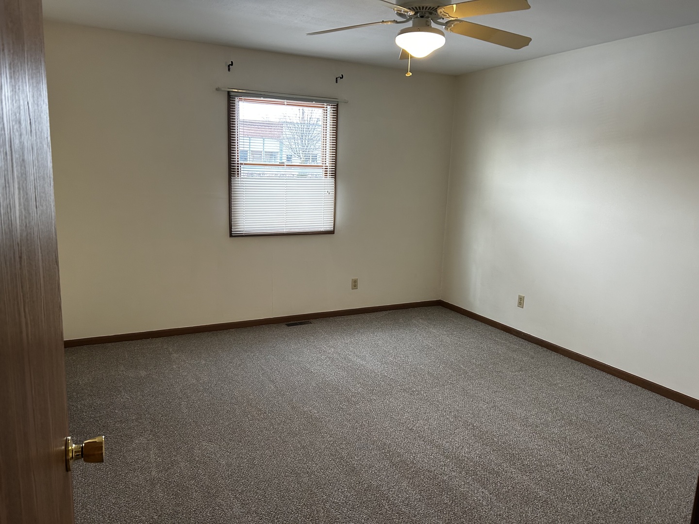 107 South Oak Street Assumption, IL 62510 - Photo 7 of 11 an empty room with a window