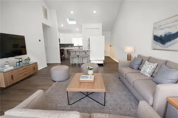 $599,900 | 313 East Hyde Park Boulevard, Unit 5, Inglewood, CA 90302