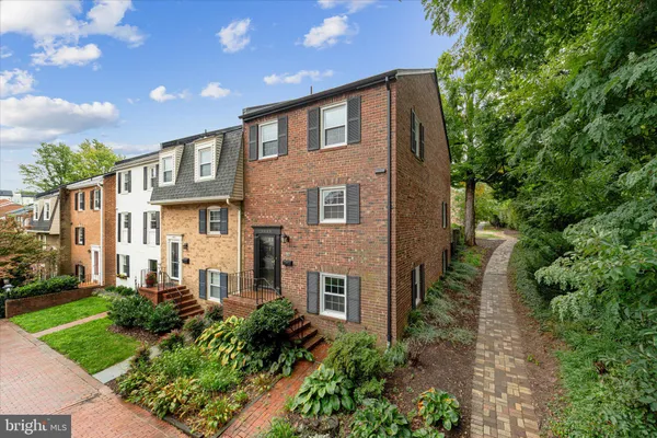 $3,500 | 3885 Chain Bridge Road, Fairfax, VA 22030