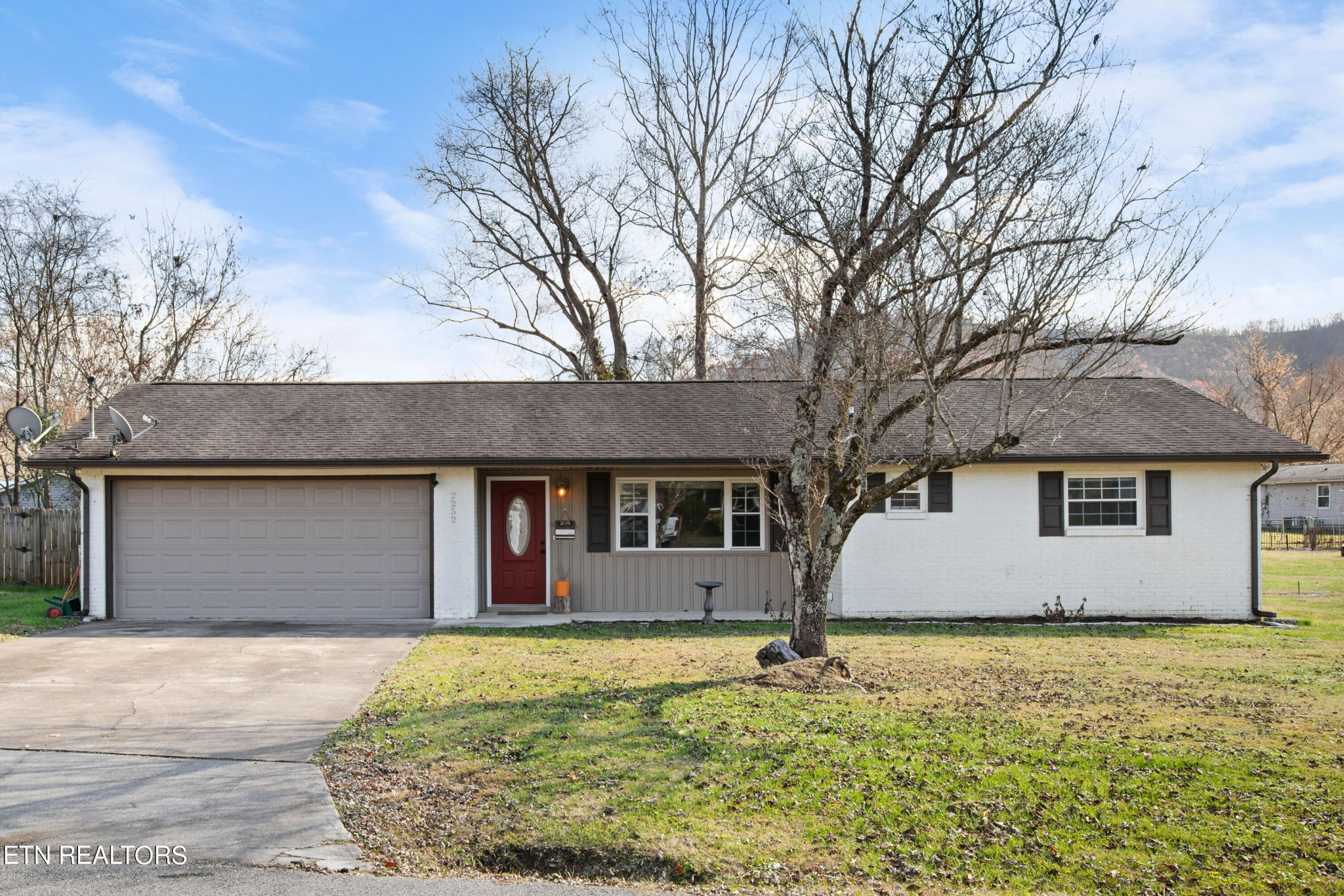2252 Shinbone Road Sevierville, TN 37876 - Photo 1 of 27 front view of a house with a yard