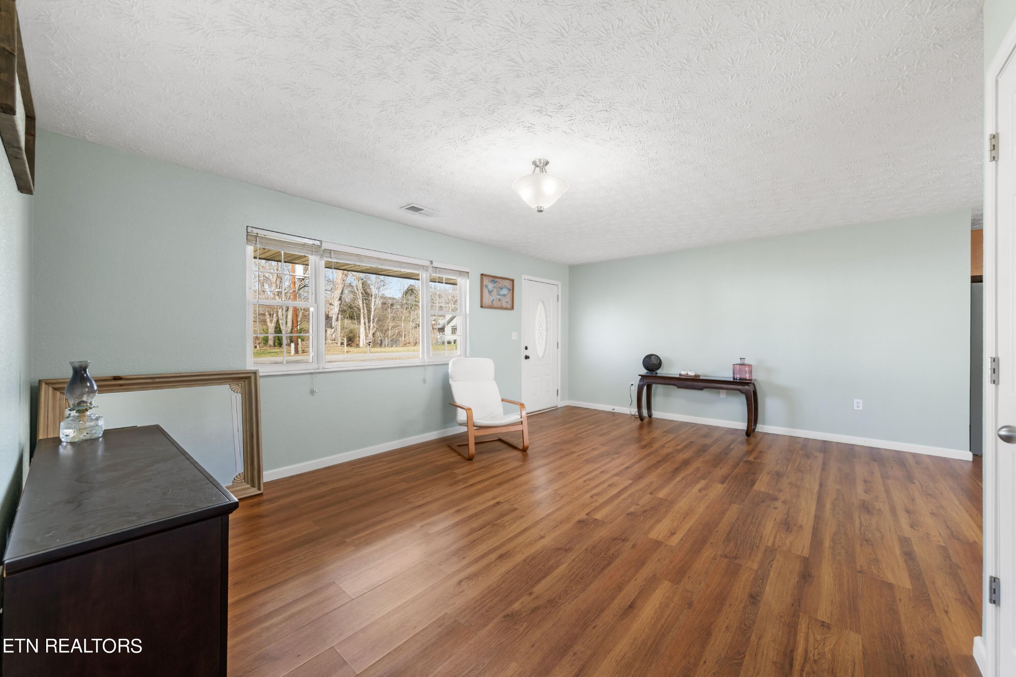 2252 Shinbone Road Sevierville, TN 37876 - Photo 8 of 27 a workspace with furniture and window