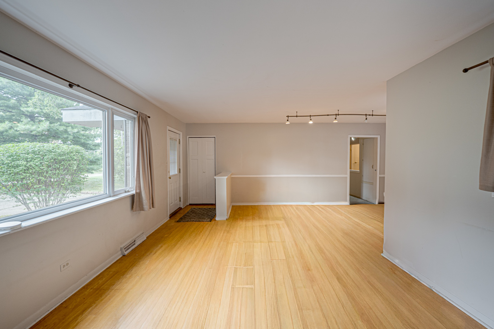 1127 Santa Rosa Avenue Wheaton, IL 60187 - Photo 5 of 31 Gallery Image 5