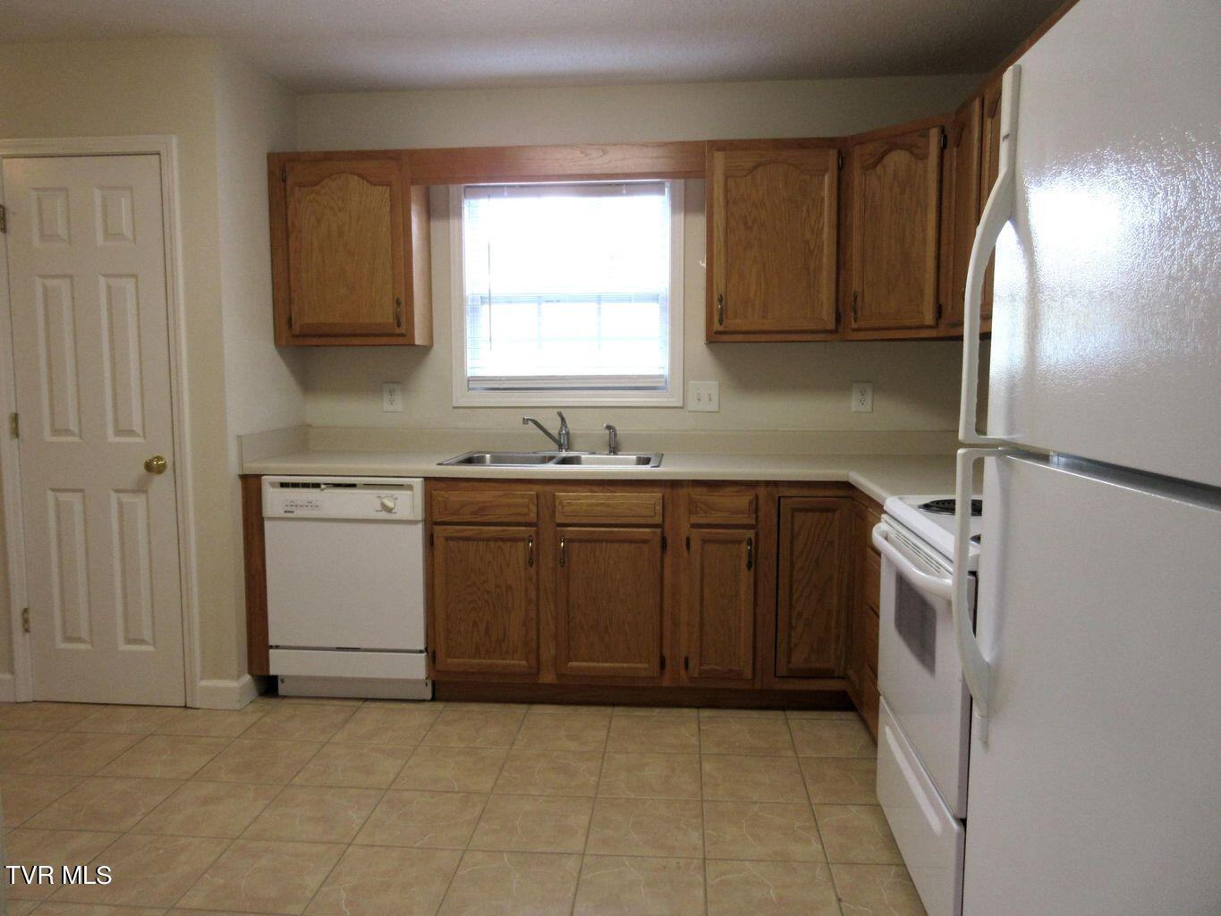 2101 Cherokee Road, Unit 8 Johnson City, TN 37604 - Photo 6 of 35 Kitchen 2