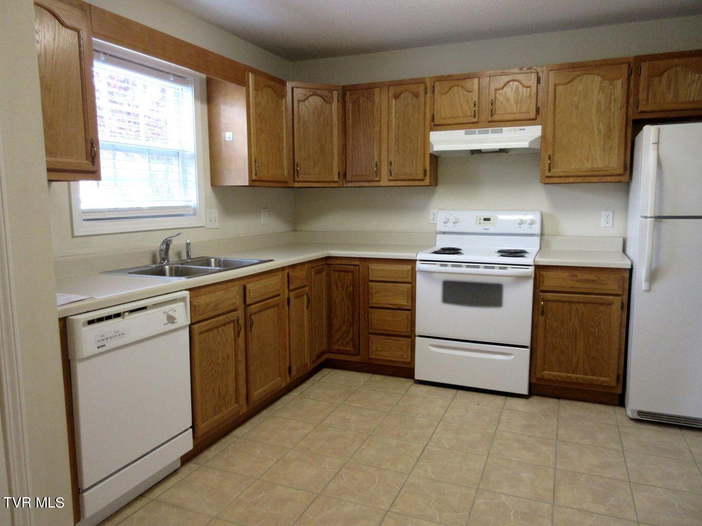 2101 Cherokee Road, Unit 8 Johnson City, TN 37604 - Photo 7 of 35 Kitchen