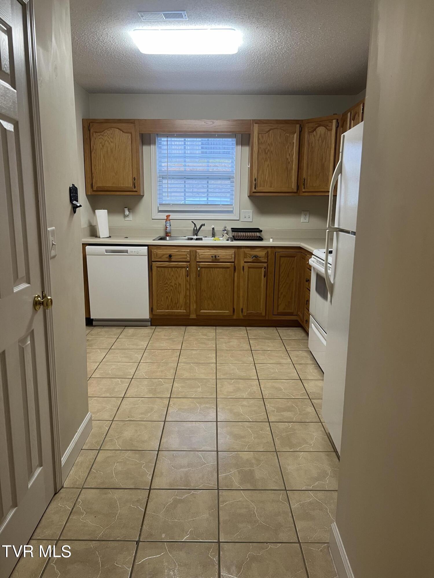2101 Cherokee Road, Unit 8 Johnson City, TN 37604 - Photo 8 of 35 IMG_6274