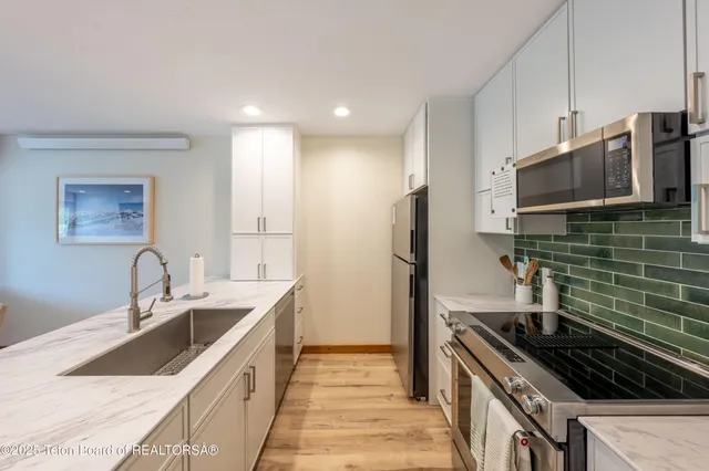 $2,375,000 | 3548 North Lake Creek Drive, Unit 2223, Wilson, WY 83014