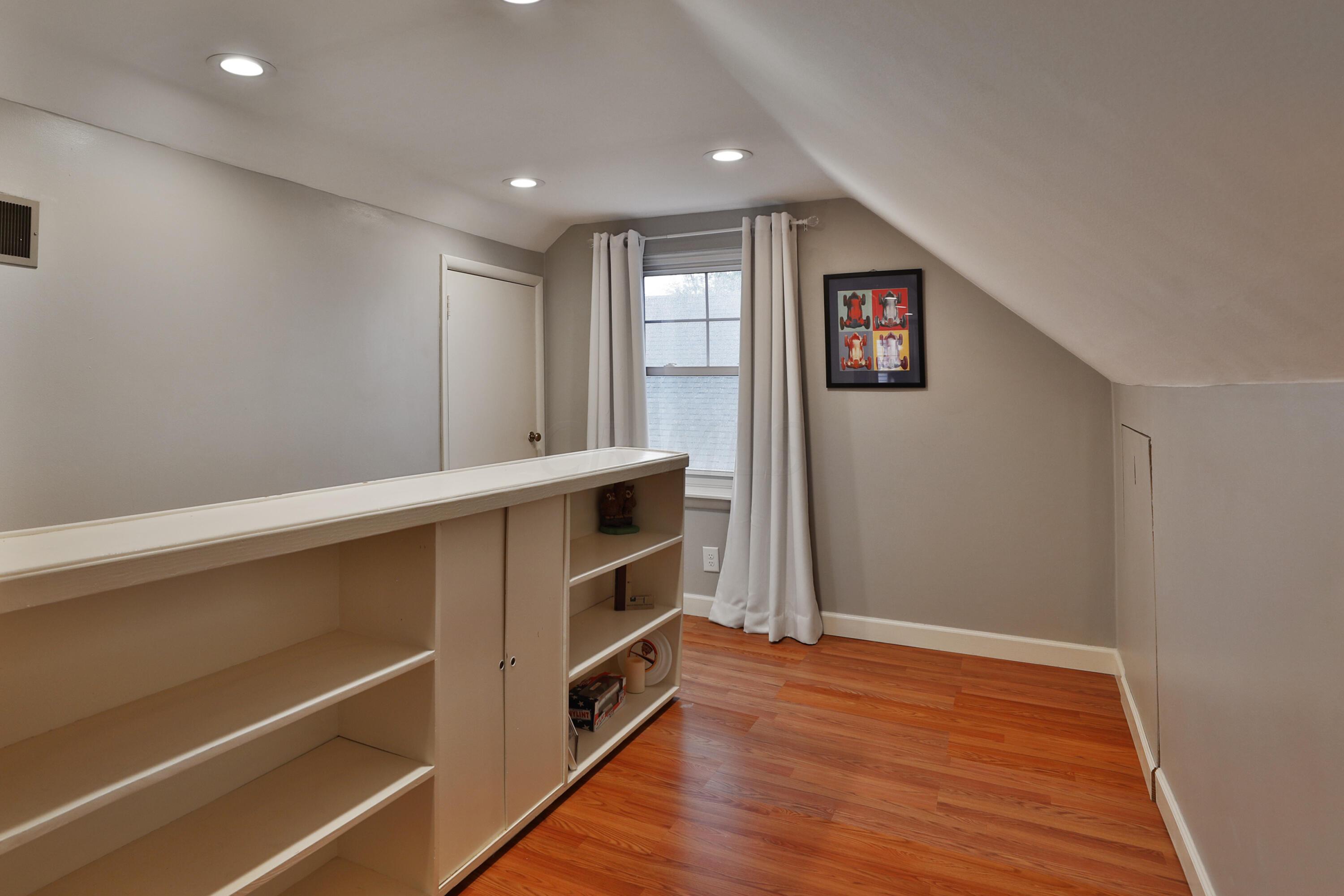 562 Northridge Road Columbus, OH 43214 - Photo 21 of 45 Upstairs