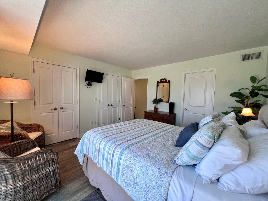 95118 Sandpiper Loop Fernandina Beach, FL 32034 - Photo 16 of 35 a bedroom with a bed and a lamp