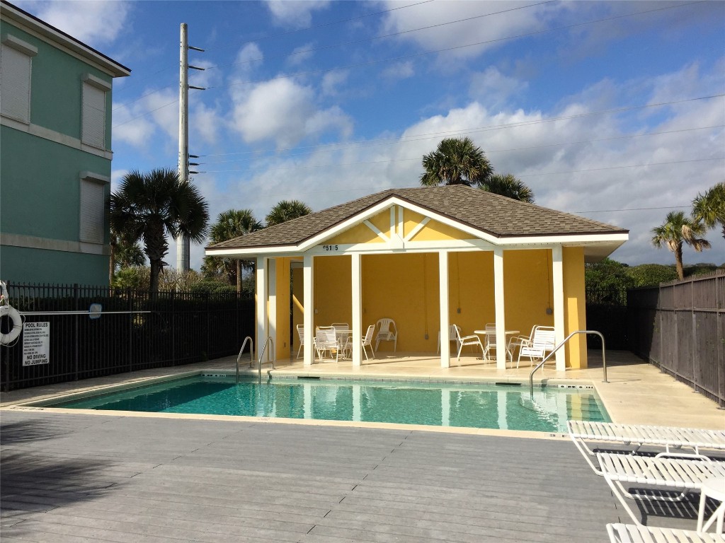 95118 Sandpiper Loop Fernandina Beach, FL 32034 - Photo 33 of 35 a front view of a house with a garden