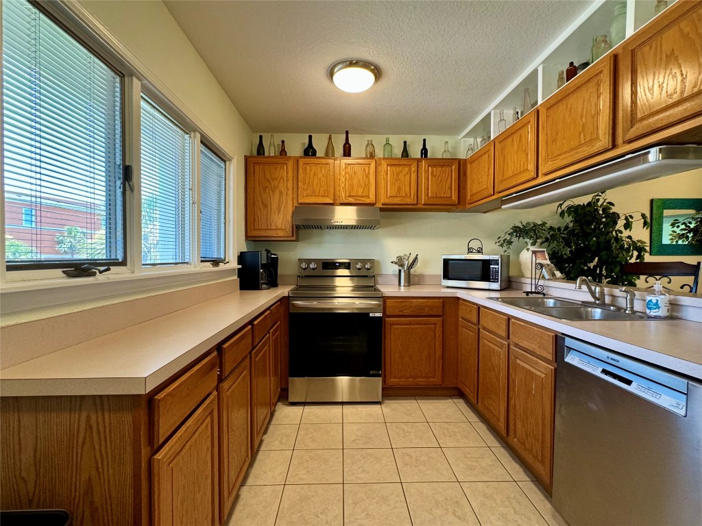 95118 Sandpiper Loop Fernandina Beach, FL 32034 - Photo 10 of 35 a kitchen with a sink cabinets and window