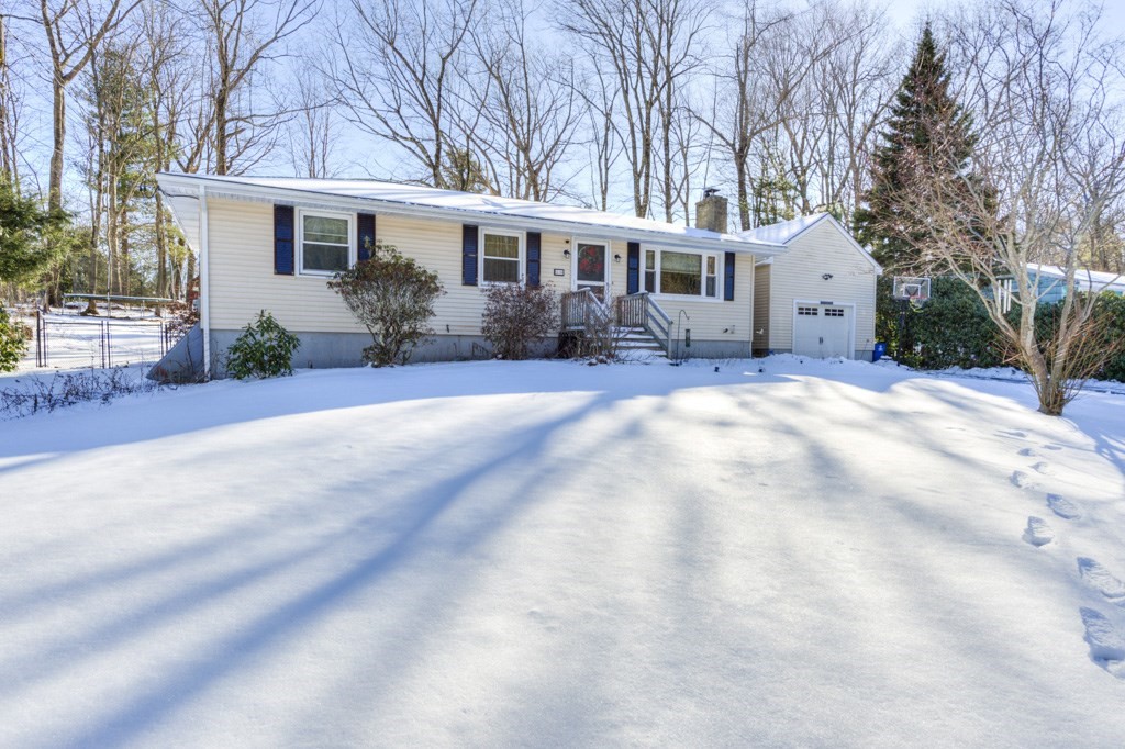 13 Anthony Drive Rutland, MA 01543 - Photo 4 of 40 a view of a yard in front of house
