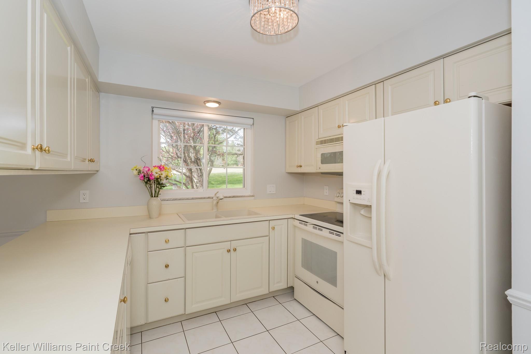 518 Kentucky Drive Rochester, MI 48307 - Photo 16 of 42 Kitchen over-looking beautiful backyard and common area...