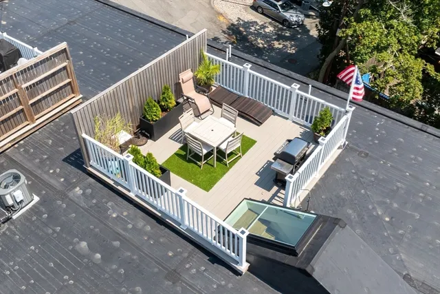 a picture of a wall with a white and white wall