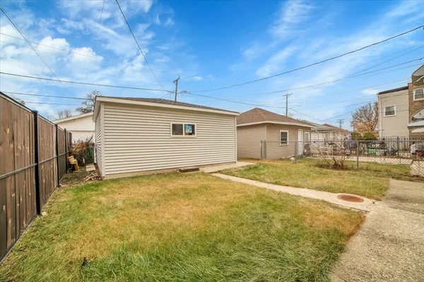 a view of a house with a backyard