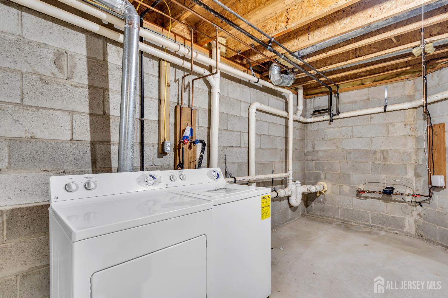 242 Hawthorne Road North Brunswick, NJ 08902 - Photo 17 of 34 a utility room with dryer and washer
