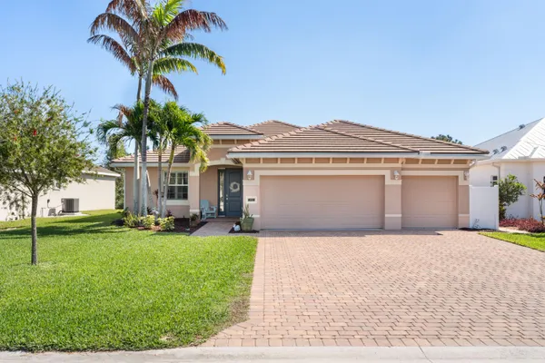 $839,000 | 445 Northwest Sunflower Place, Jensen Beach, FL 34957