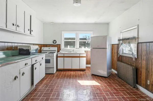 $599,000 | 71 Orchard Street, Lindenhurst, NY 11757