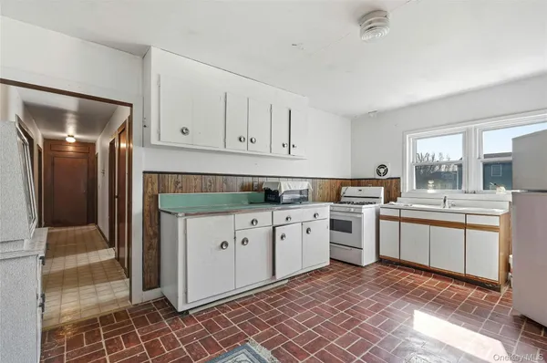 $599,000 | 71 Orchard Street, Lindenhurst, NY 11757